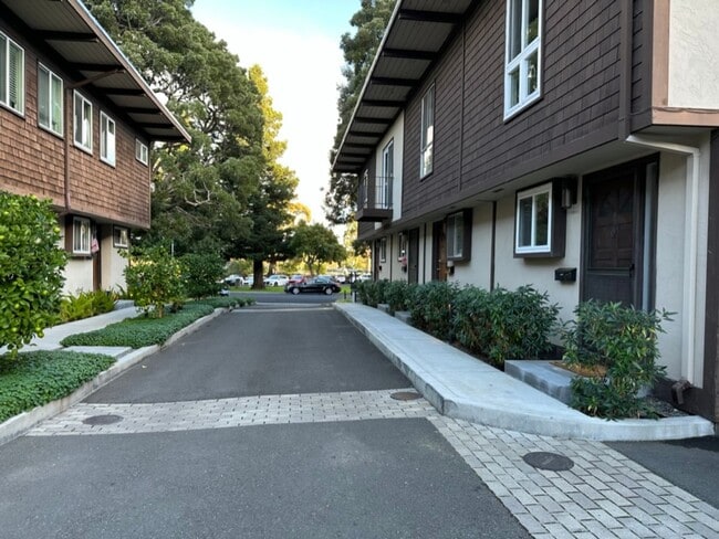 Building Photo - EPIC REA: 2 BR/1 BA Townhome w/ 1 Parking in Great Corte Madera