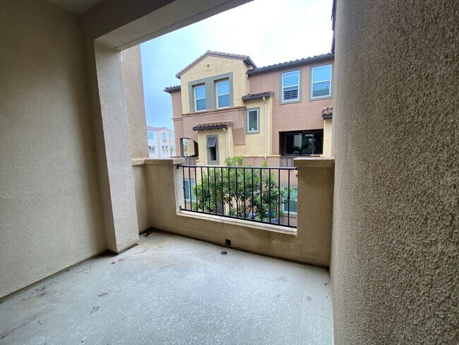 Building Photo - 3 bed, 3.5bath wihtin The Pacific Ridge Community in Oceanside