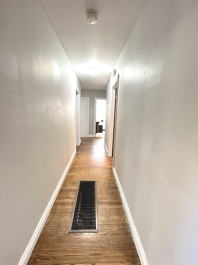 Building Photo - Large 3 Bed 1 Bath