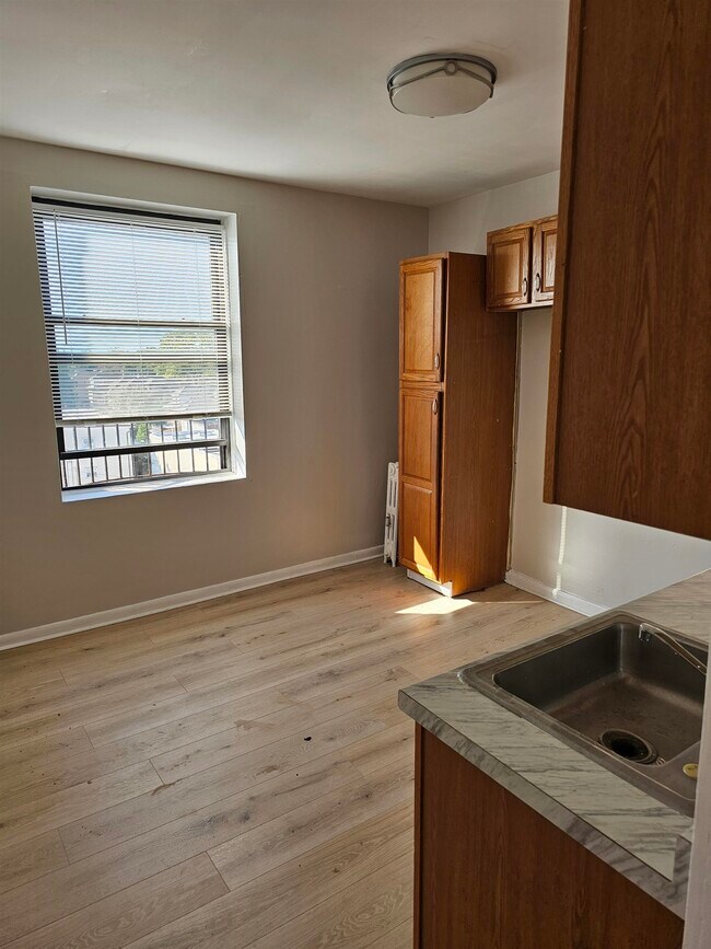 Building Photo - 435 79th St