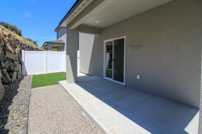 Building Photo - 3 Bedroom, 2.5 Bath Richland Townhome