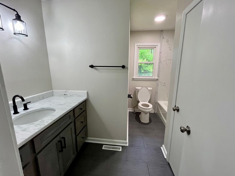 Hall Bathroom - 2707 Granbrook Dr