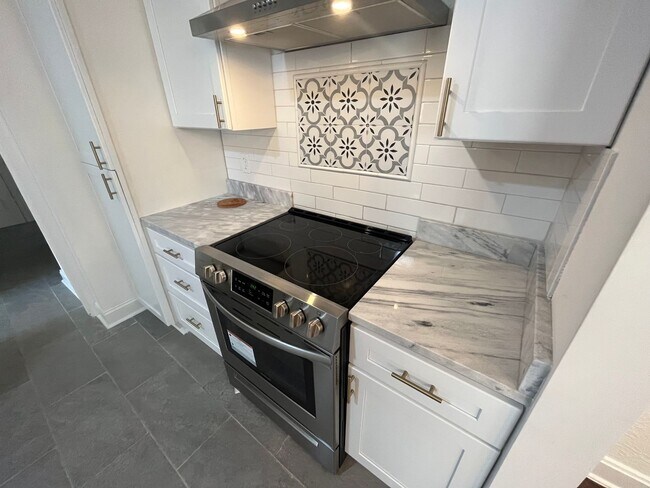 Building Photo - 2 minutes away from Rhodes College! Beautifully Renovated! Pets are owner's approval, fees do apply.