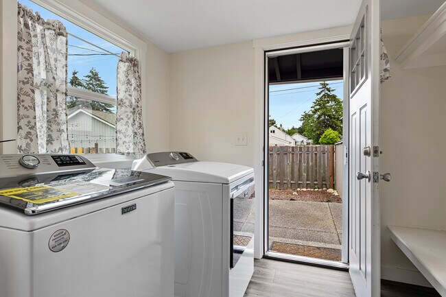 Building Photo - 6629 S Pine St