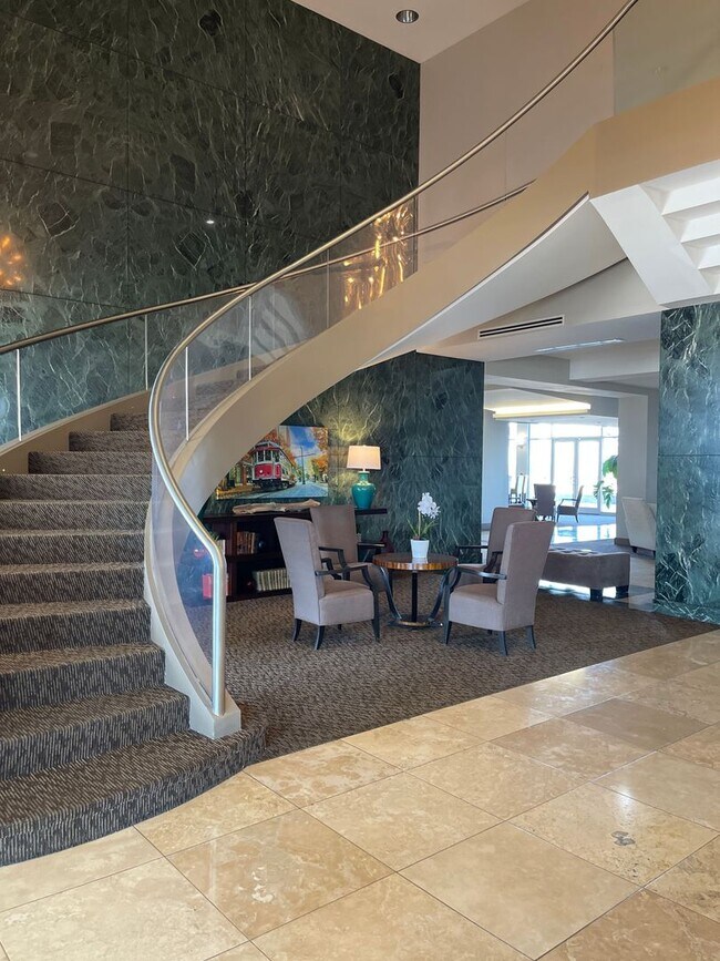 Building Photo - Newly Renovated Condo in the heart of Down...