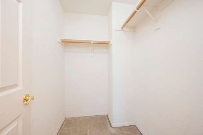 Building Photo - Charming 3bd/2.5 bath Condo