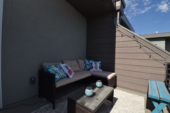 Building Photo - Modern 3 Bedroom 3 Full Bathroom Townhome in Midvale!!!