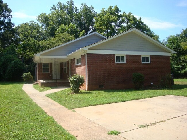 Building Photo - 3136 Creighton Dr