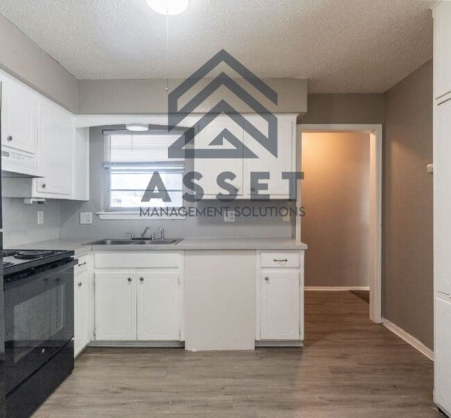 Building Photo - Cute 5 Bedroom House!