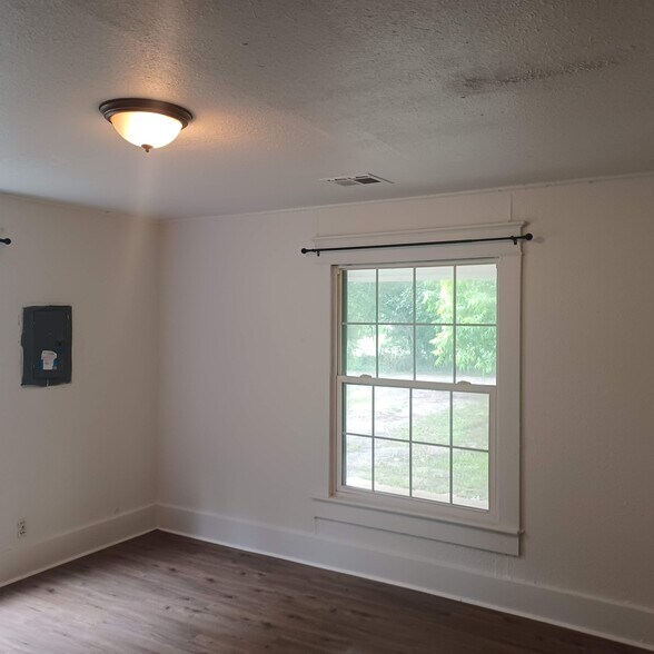 Building Photo - 505 W Maple