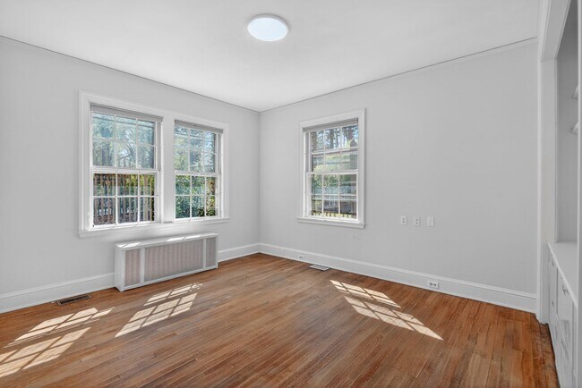 Building Photo - 1436 Acadia St