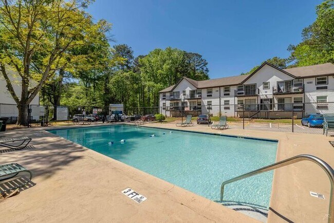 Building Photo - Spacious Apts - Excellent Tucker Location