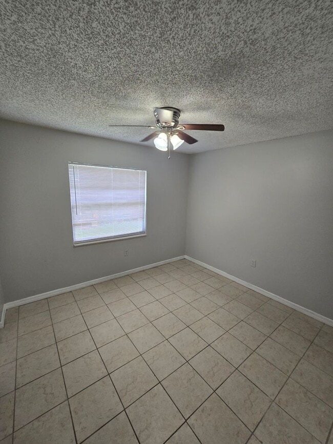 Building Photo - 2 BED / 1 BATH DUPLEX