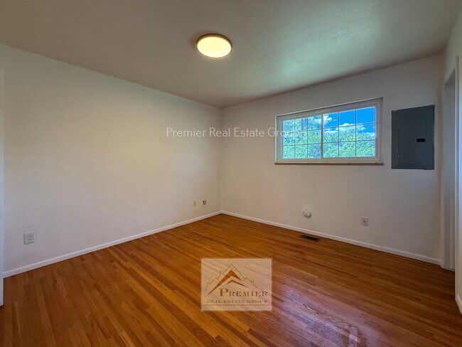 Building Photo - 104 Fordham St