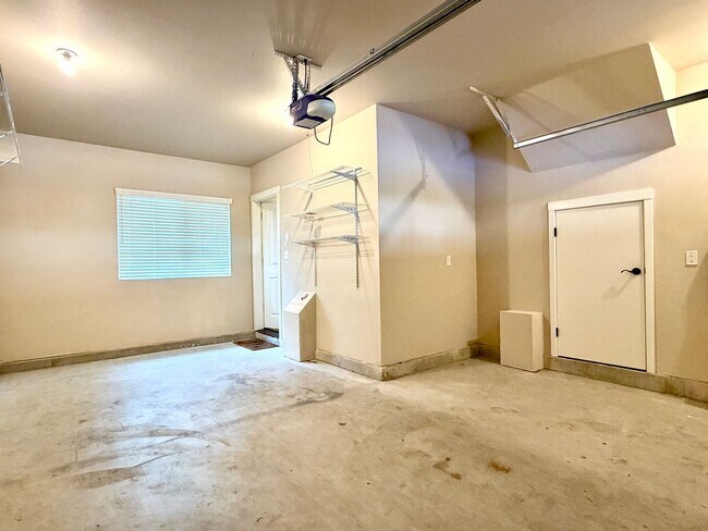 Building Photo - Sophisticated Beaverton Townhome with Mult...