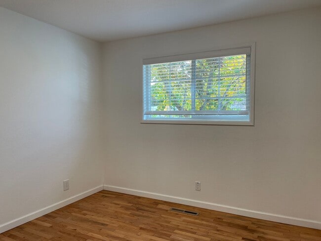 Building Photo - Nice 3 Bedroom 2 Bath Home-Office Space-Located in a Quiet East Medford  Nieghborhood East Medford