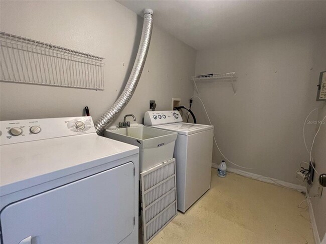 Building Photo - 670 Island Way