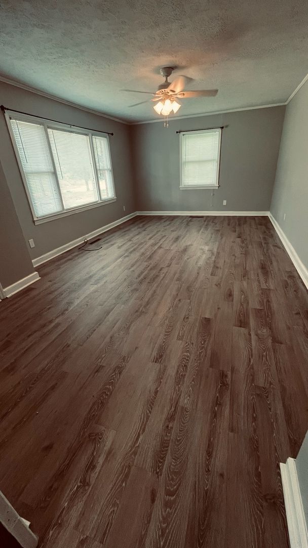 Building Photo - Farmhouse Charm!