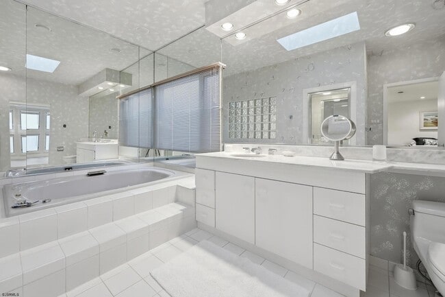 Building Photo - 119 S 11th Ave