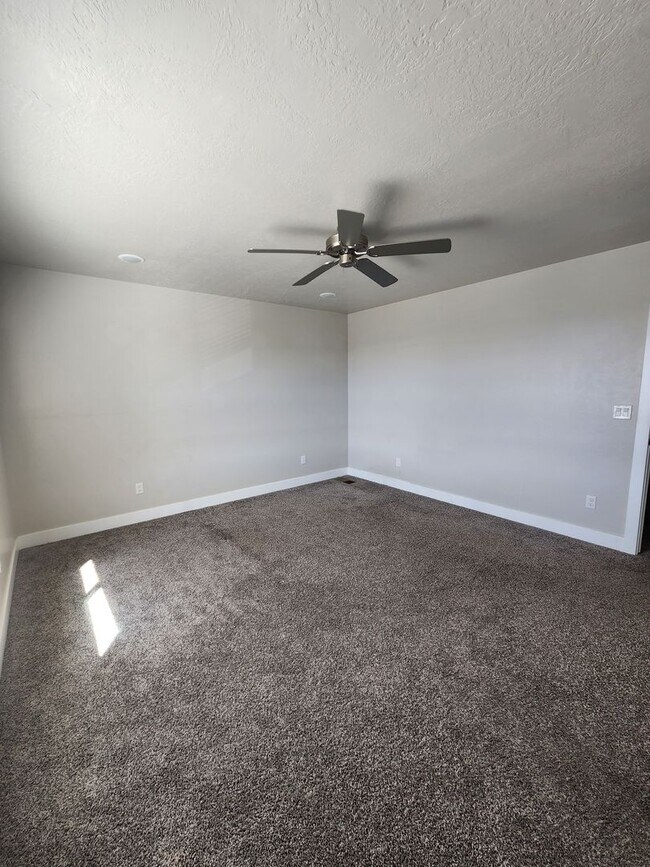 Building Photo - Modern 3-Bedroom Home with Balcony for Ren...