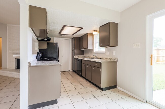 Building Photo - 9819 Kiwi Ln