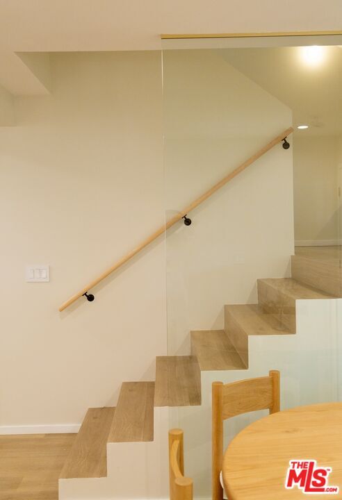 Building Photo - 1409 N De Longpre Ave