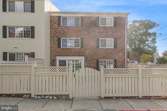 Building Photo - 1601 N Van Dorn St