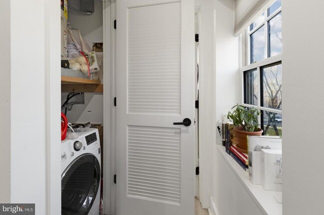 Building Photo - 212 Catharine St