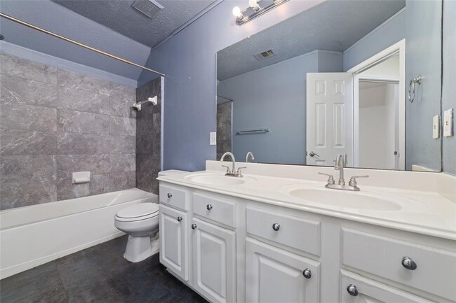 Building Photo - 10711 Castle Hills Ct
