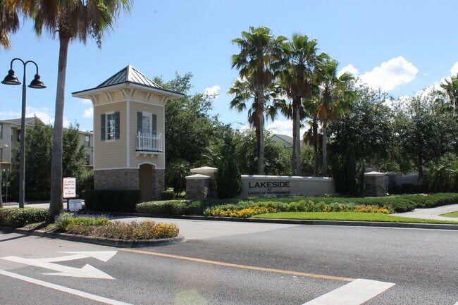 Building Photo - Beautiful ground floor unit in the Lakes of Windermere!