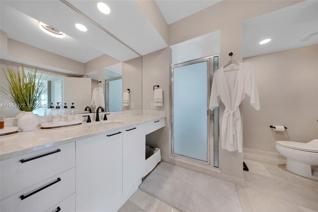 Building Photo - 14951 Royal Oaks Ln