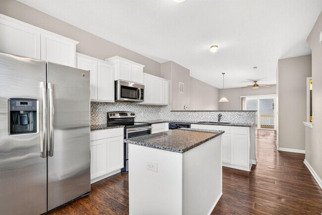Building Photo - 5652 Pittsford Dr