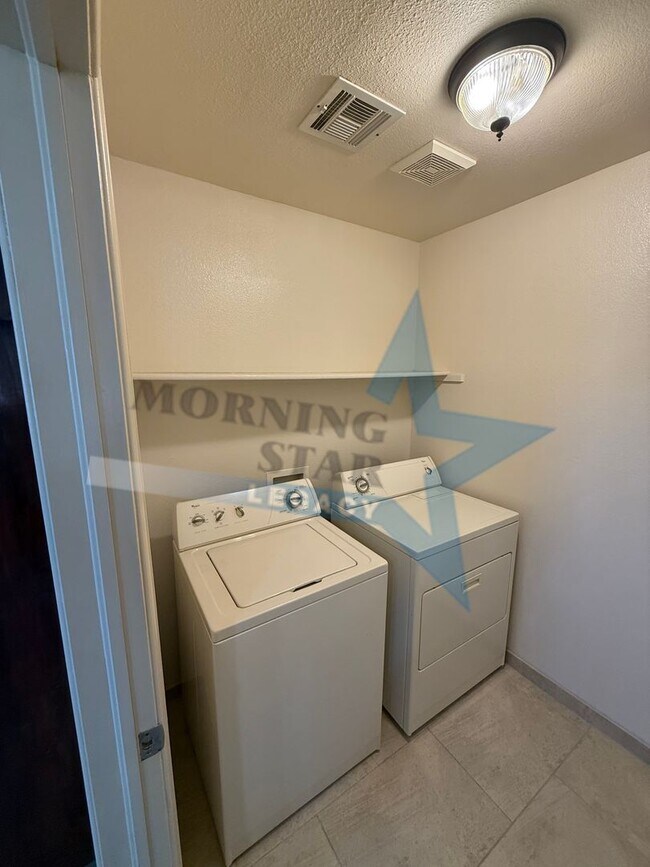 Building Photo - 2-Bedroom Townhome Apartment - Available Now!