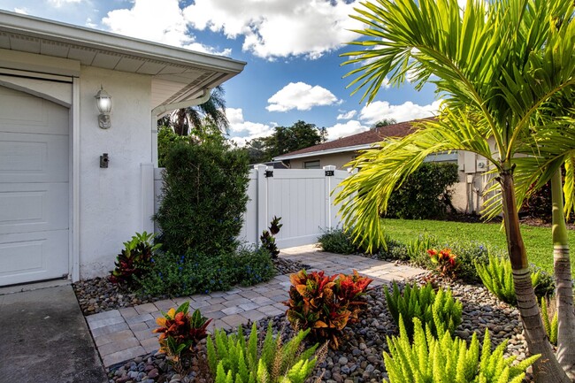 Building Photo - "Charming Sarasota Retreat: Spacious 3-Bed...