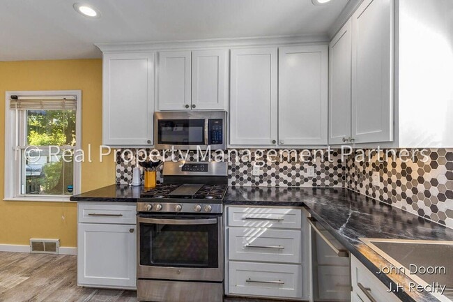 Building Photo - Spacious 3-Bedroom Home in Alger Heights –...