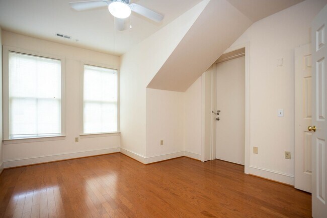 Building Photo - Leo's Path #1G