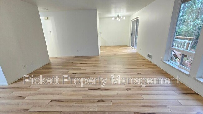 Building Photo - 6449 Lewis NE Dr