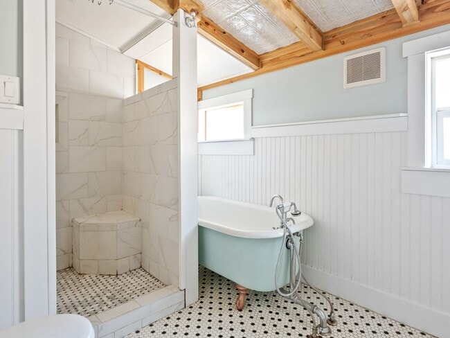Building Photo - Adorable, fully updated 1-bdr/1-bath Milwa...