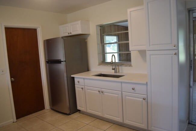 Building Photo - Affordable 3 bedroom 2 bath centrally located