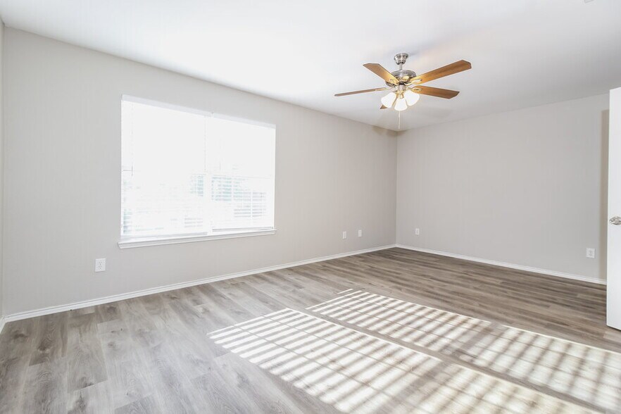 Building Photo - 501 Longshore Dr