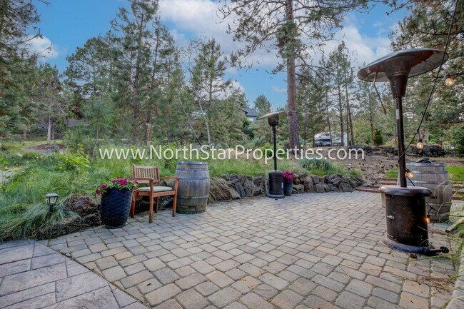 Building Photo - Spacious Five Bed Home in NW Bend