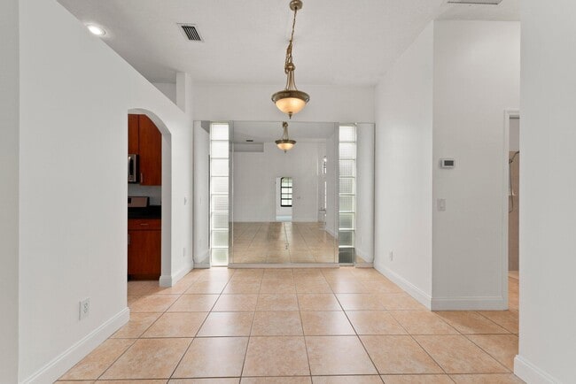 Building Photo - 435 SW Jefferson Cir