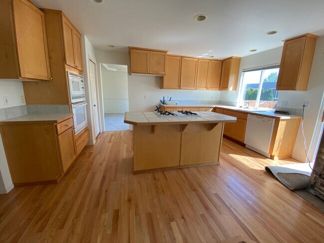 Building Photo - Spacious 4 bedroom 2.5 traditional house