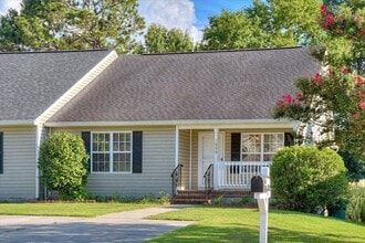 Building Photo - BEAUTIFUL WATERFRONT TOWNHOME