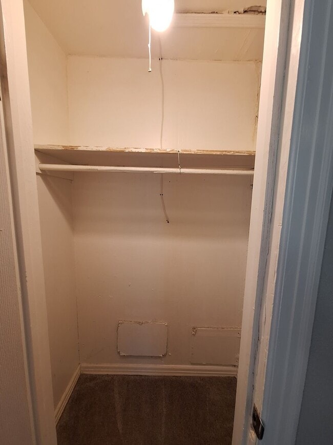 Building Photo - 2 bedroom, 1 bath