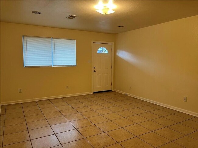 Building Photo - 4734 Shalimar Dr