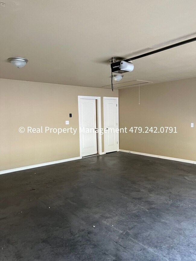 Building Photo - Very Nice 3B/2B Duplex Available NOW!