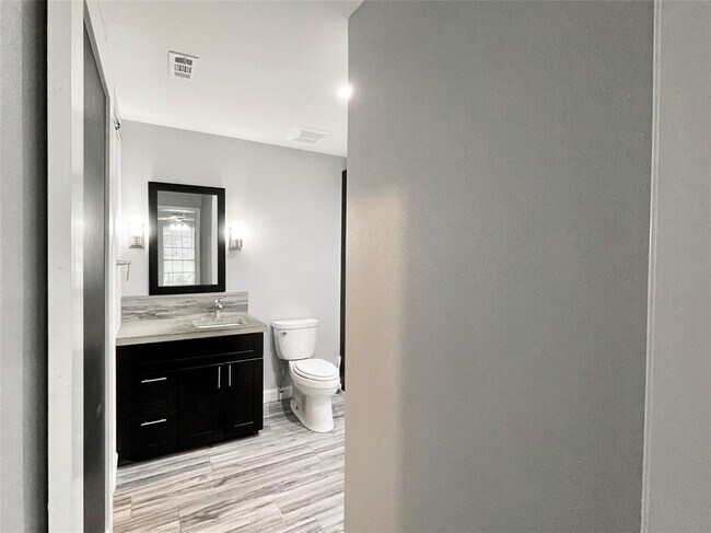 Building Photo - 32 E Bigelow Oak Ct