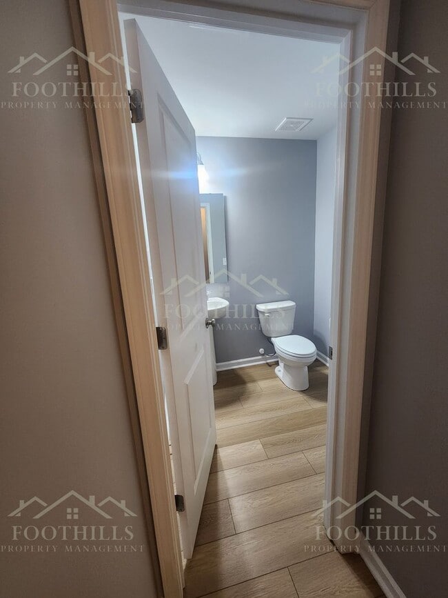 Building Photo - 18 Chalet Ct