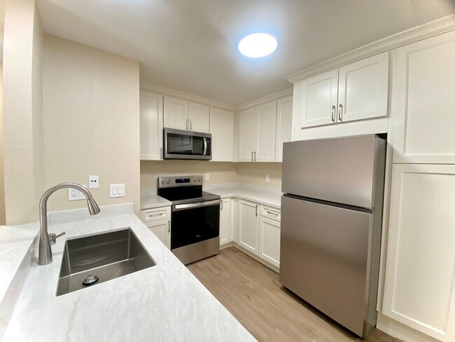 Building Photo - Beautifully Updated 2-Bedroom Condo! - Warm Springs!